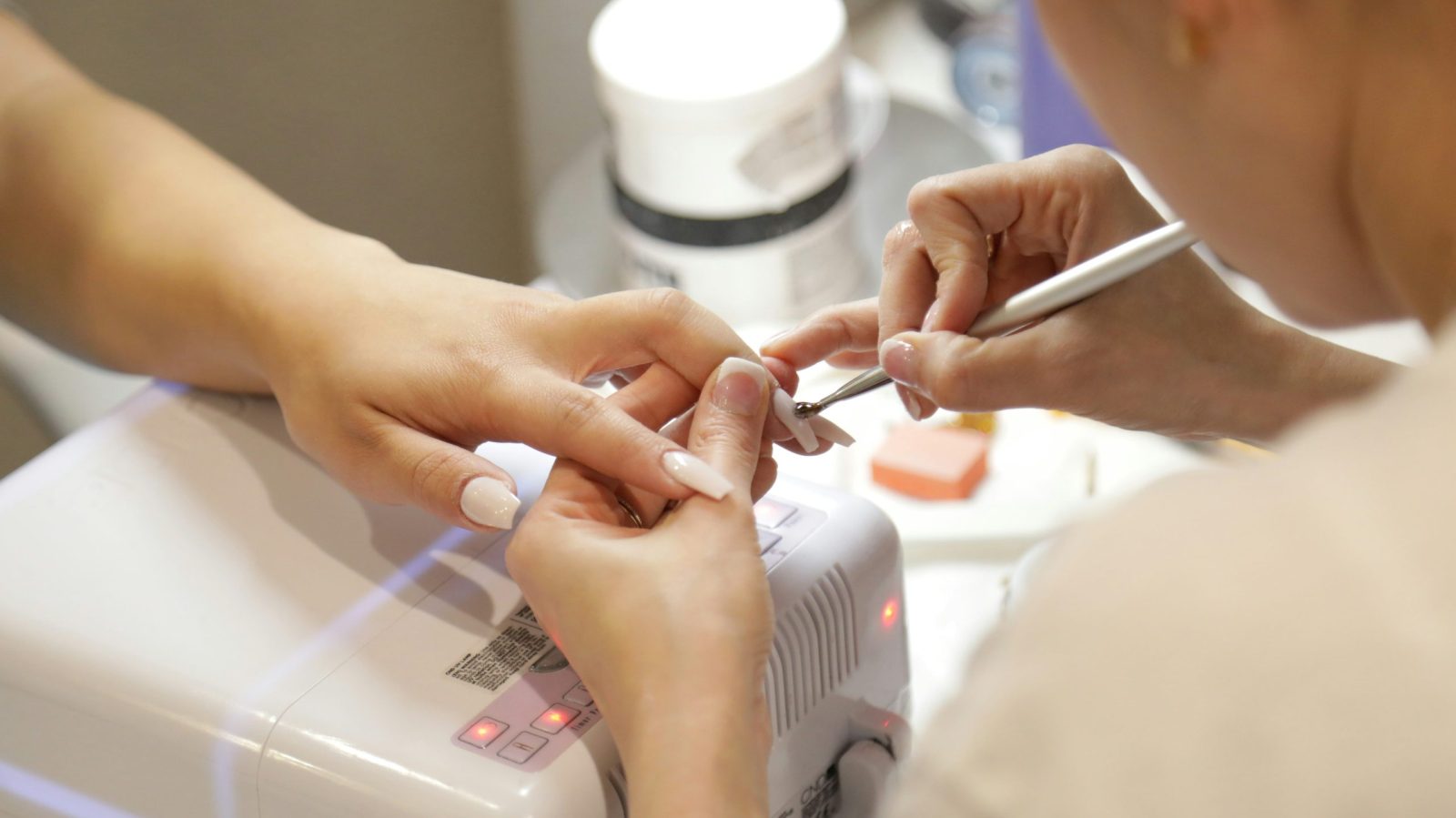 femme qui fait les ongles