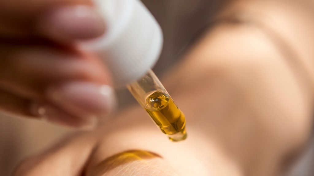 pipette huile sur la main