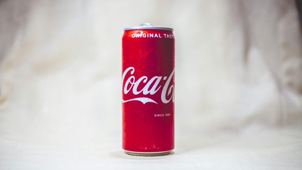 canette de coca-cola sur fond blanc