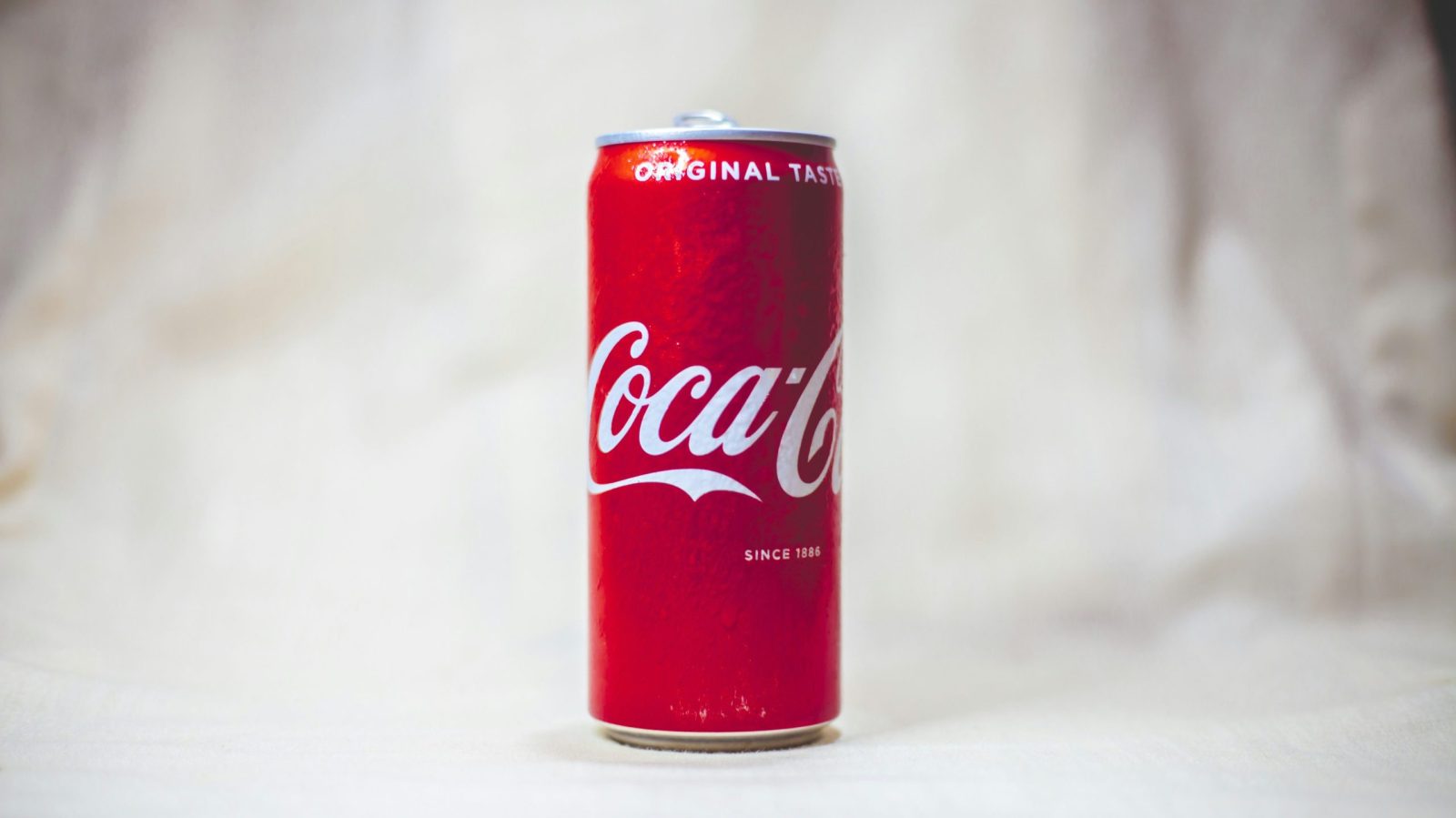 canette de coca-cola sur fond blanc