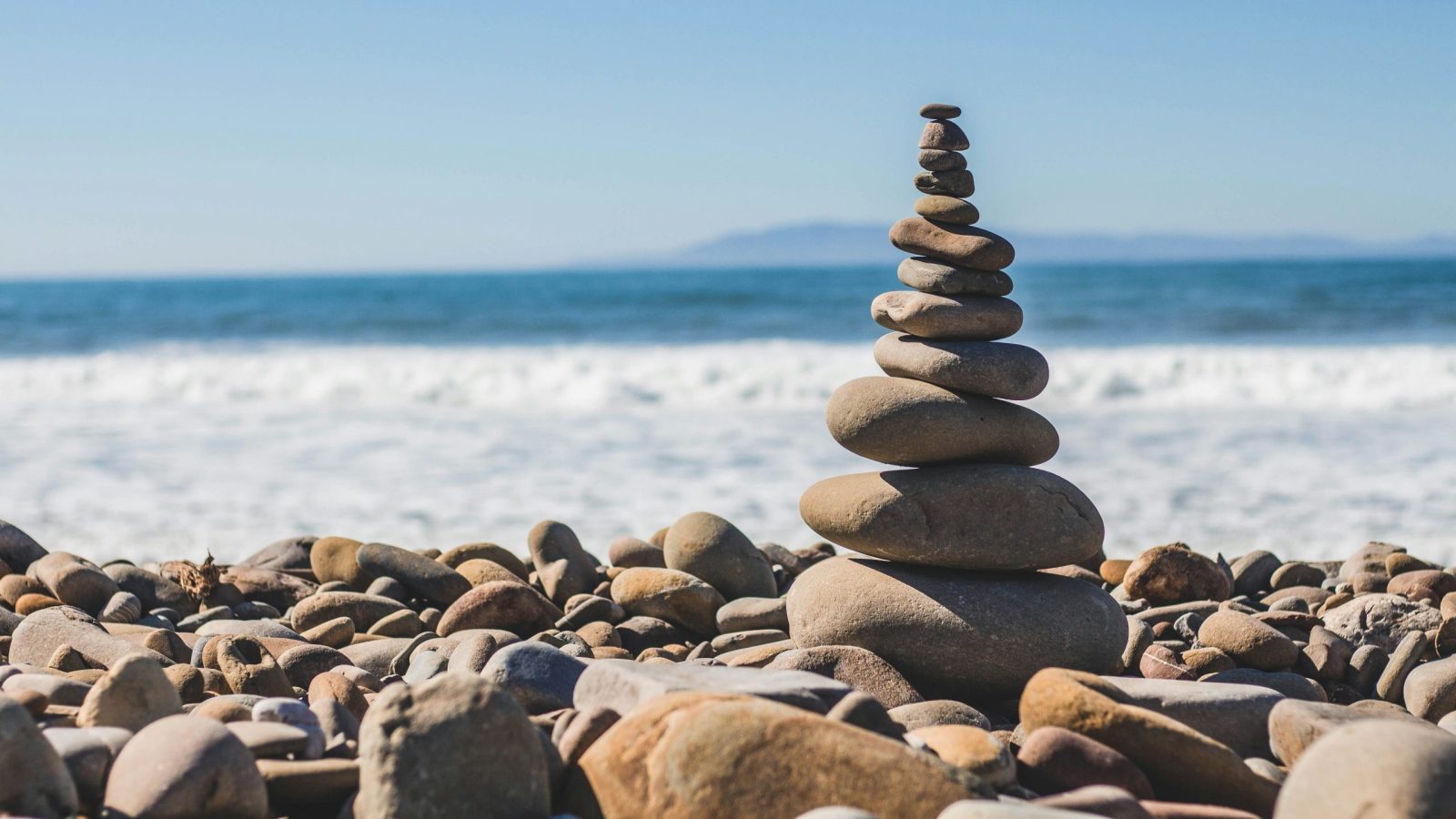 pyramide de galet sur fond de mer