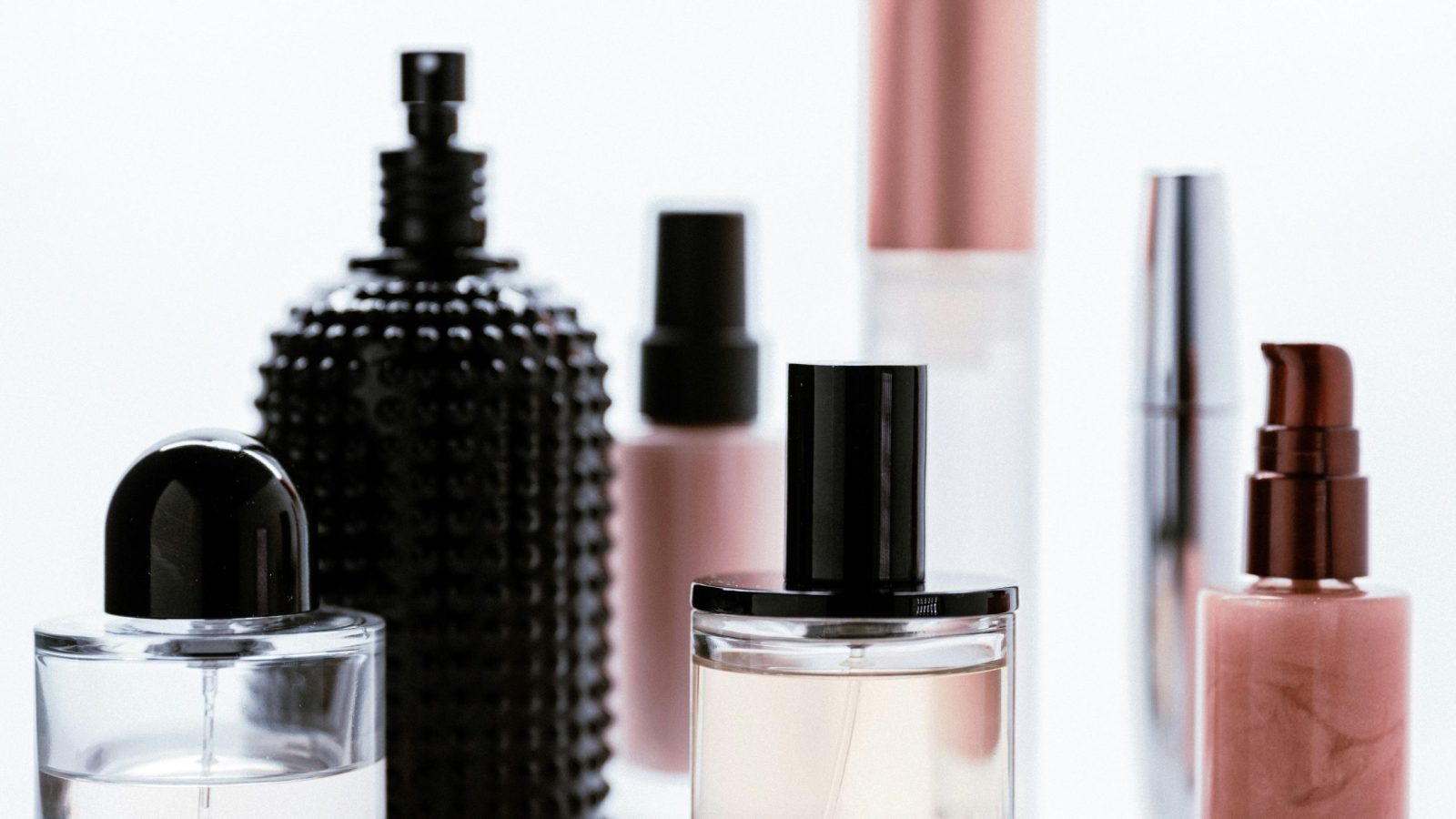zoom sur plusieurs flacons de parfums différents
