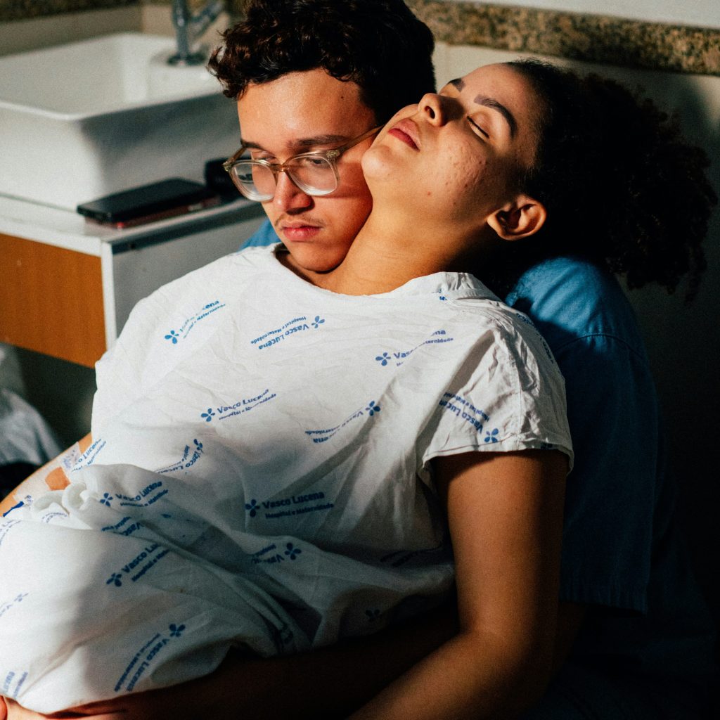 couple qui se tient dans les bras
